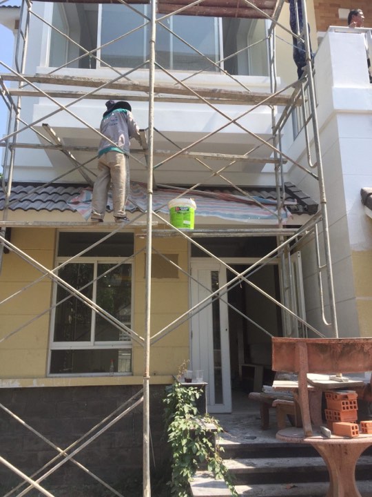 Thợ sơn sửa lại nhà tại quận 10